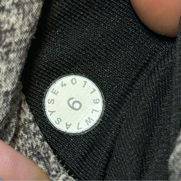 Lululemon reversible black gray athletic training active shorts women’s 6 - Picture 2 of 9